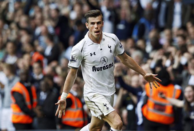Dopo una trattativa lunghissima, il Real Madrid convince il Tottenham a cedere il talento gallese Gareth Bale (classe '89) per 109 milioni di euro, cifra-record per un trasferimento. E tutta in contanti. Ansa